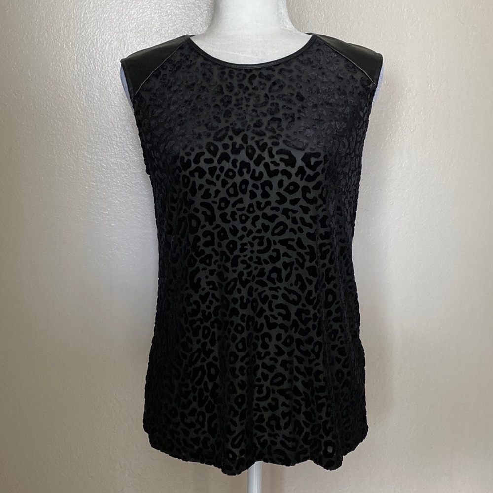 ❌SOLD❌ ✨NWT DKNY Black Top w/Faux Leather Shoulder & Neckline. Size Small.
